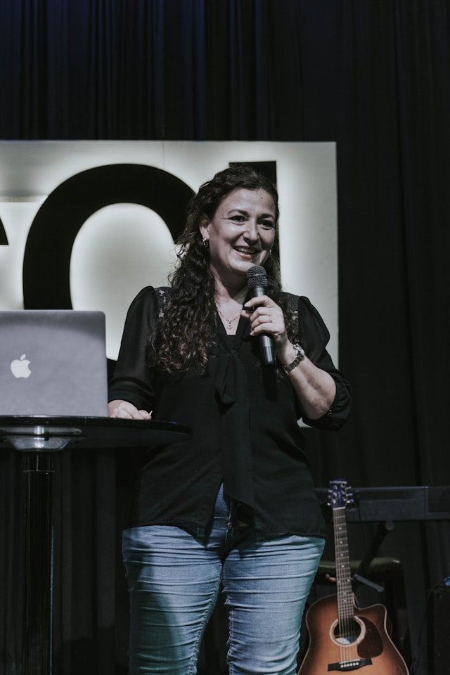 Photo of a woman presenting relevant ESG key figures to a group